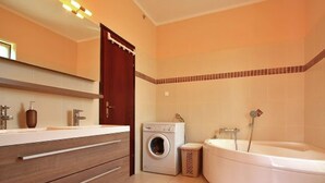 Combined shower/bathtub, towels - Comfortable Family Home With Pool and Garden, Covered Grill and Dining Area (Barban)