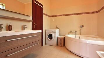 Combined shower/tub, towels