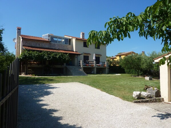 Exterior - Comfortable Family Home With Pool and Garden, Covered Grill and Dining Area (Barban)