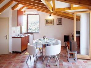 Dining - Central Apartment in Okrug Donji near Beach (Okrug)