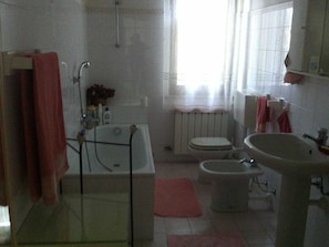 House | Bathroom | Combined shower/tub, towels