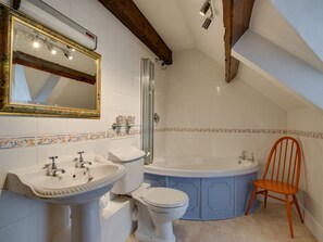 Apartment | Bathroom | Towels - Plush Apartment in Grasmere District near Grasmere Lake (Ambleside)