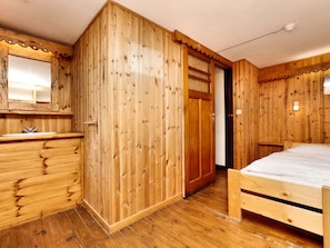 House | 7 bedrooms, individually furnished, bed sheets