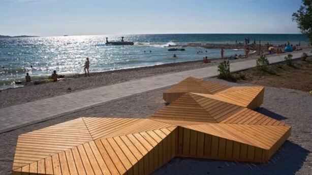 A beach with wooden structures and a clear view of the sea. - Attractive Holiday Home with Pool, Hot Tub, Patio, Courtyard (Vodnjan)