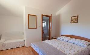 4 bedrooms - Spacious Holiday Home in Kremenici With Terrace (Malinska-Dubasnica)