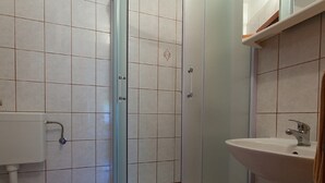 Unclassified image, 5 of 16, button - Spacious Holiday Home in Kremenici With Terrace (Malinska-Dubasnica)