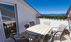 Balcony - Spacious Holiday Home in Kremenici With Terrace (Malinska-Dubasnica)
