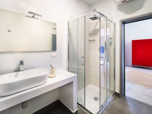 Villa | Badeværelse | Bruser, hårtørrer
