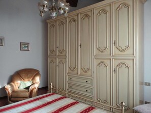 House | 3 bedrooms, individually furnished, cribs/infant beds