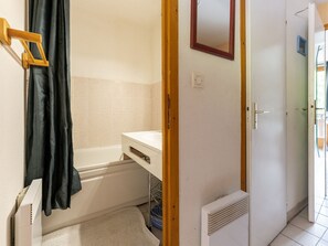 Bathtub - Inviting Apartment in Morzine With Balcony (Morzine)