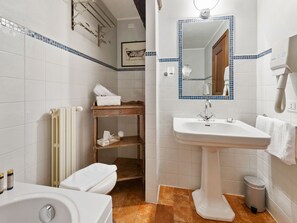 Bathtub, hair dryer, towels - Heritage Apartment in Sandigliano With Garden (Sandigliano)