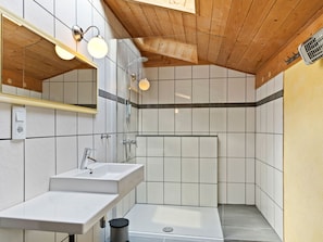 Shower, towels - Simplistic Apartment in Fließ near Gachenblick Mountain (Fliess)