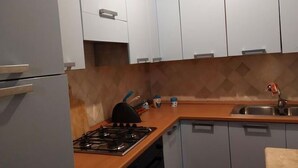 Hus | Privat køkken | Køleskab, mikrobølgeovn, ovn