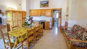 Unclassified image, 4 of 40, button - Alpine Bliss: A Cosy Retreat (Antey-Saint-Andre)
