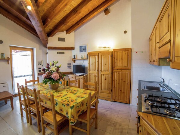 Private kitchen - Alpine Bliss: A Cosy Retreat (Antey-Saint-Andre)