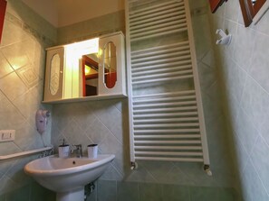 House | Bathroom | Shower, towels