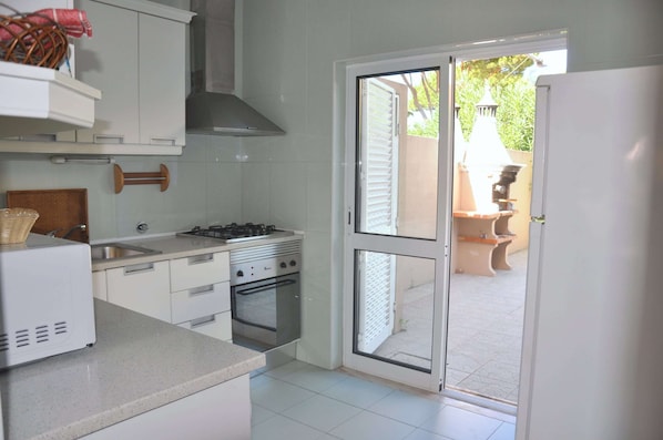 Villa | Cuisine privée | Four à micro-ondes, surface de cuisson, cafetière-théière, chaise haute