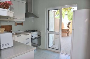 Villa | Privat køkken | Mikrobølgeovn, kogeplade, kaffe-/temaskine, højstol
