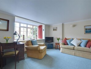 House | Living room | DVD player - Spacious Holiday Home in Tunbridge Wells near City Center (Royal Tunbridge Wells)