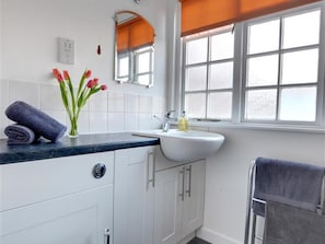 House | Bathroom | Shower, towels - Spacious Holiday Home in Tunbridge Wells near City Center (Royal Tunbridge Wells)