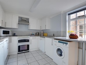 House | Private kitchen | Fridge, microwave, oven, dishwasher - Spacious Holiday Home in Tunbridge Wells near City Center (Royal Tunbridge Wells)