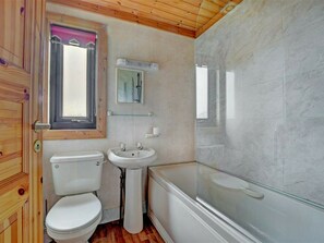 Combined shower/bathtub, towels - Cottage in Peaceful Surroundings of Hartland (Bideford)