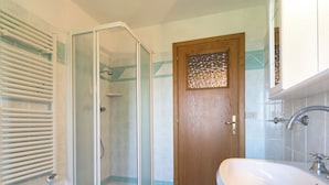 House | Bathroom - Alluring Holiday Home With Pool, Garden Furniture, Terrace (Gaiole in Chianti)