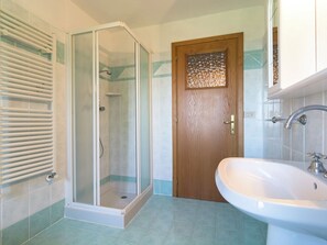 Ferienhaus | Badezimmer | Dusche, Handtücher
