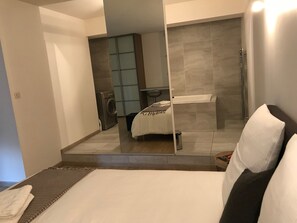 2 chambres, fer et planche à repasser, Wi-Fi, draps fournis