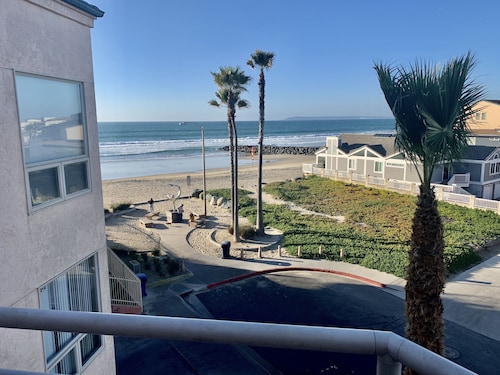 Beautiful ocean view condo on the beach w/ communal pool & hot tub