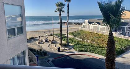 Beautiful ocean view condo on the beach w/ communal pool & hot tub