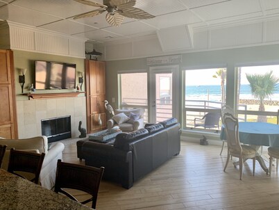 Beautiful ocean view condo with communal pool & hot tub