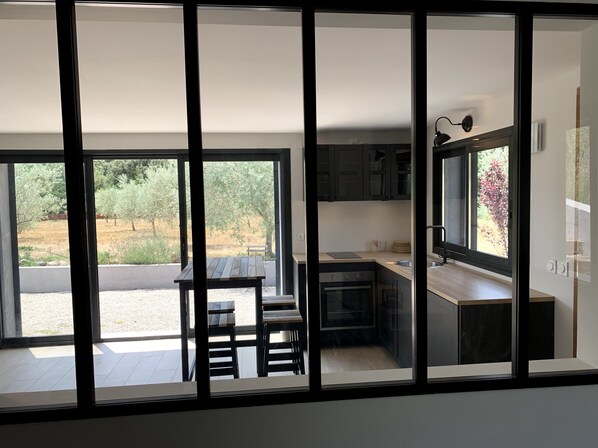 Fridge, oven, stovetop, coffee/tea maker