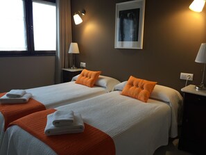 2 bedrooms, iron/ironing board, WiFi, bed sheets - Rural apartment El Hospital de Villahormes for 4 people (Llanes)