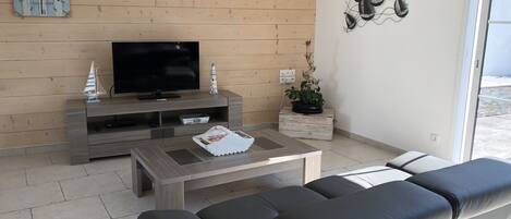 Una televisión, un reproductor de DVD