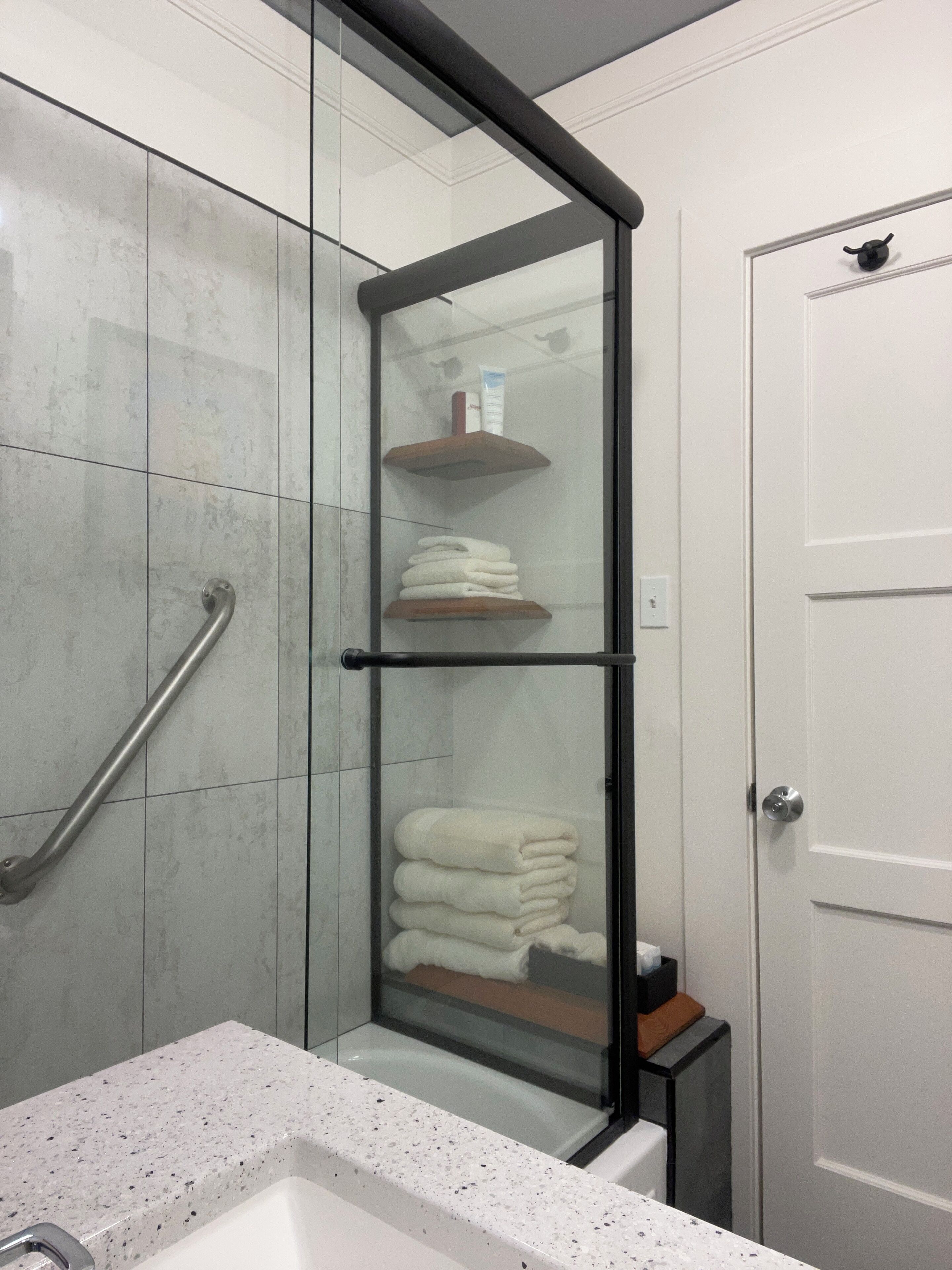 Ensemble douche/baignoire, sèche-cheveux, serviettes fournies, savon