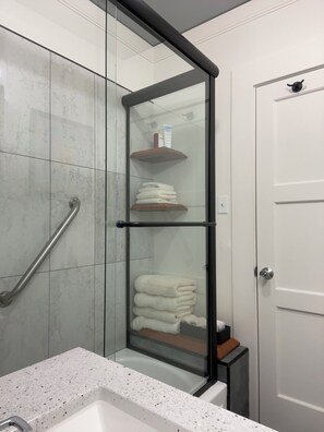 Ensemble douche/baignoire, sèche-cheveux, serviettes fournies, savon