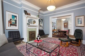 TV, DVD player, books, music library - ❤️ Victorian Elegance. Relax & Work. GARAGE & Garden & Free Cleaning! (San Francisco)