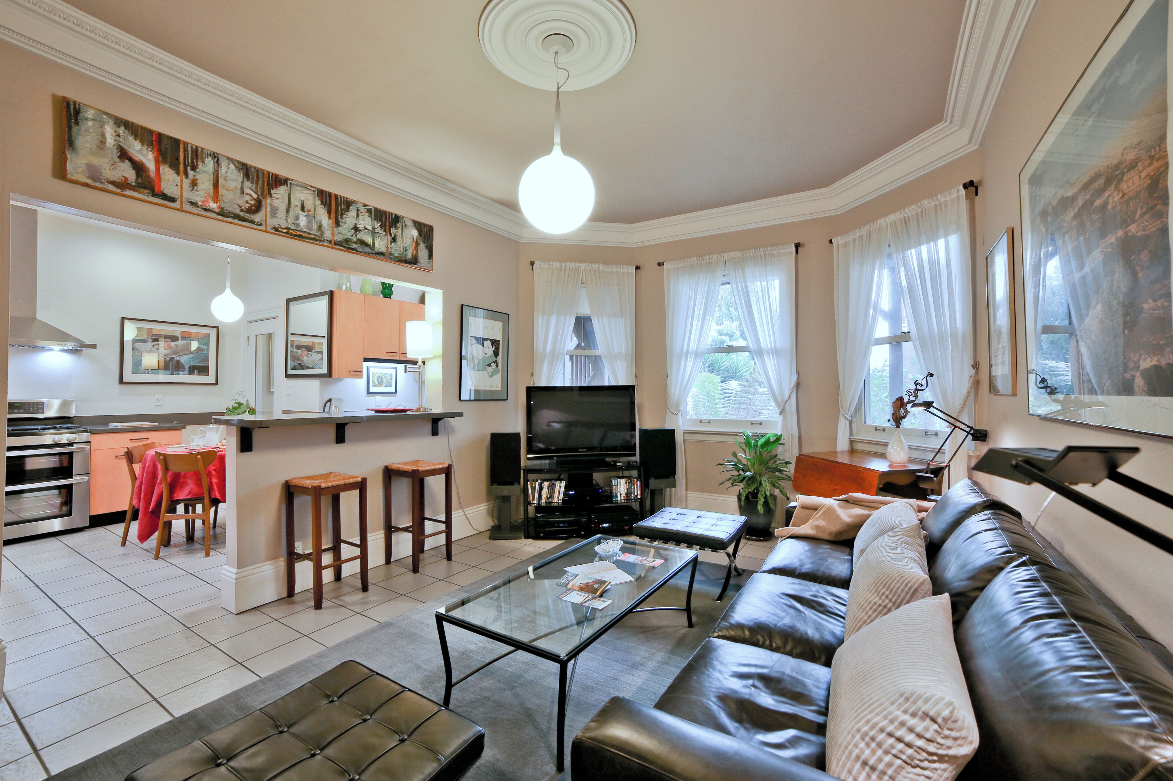 Televisión, reproductor de DVD, libros y biblioteca musical 