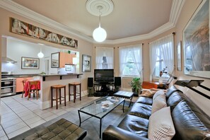 TV, DVD player, books, music library - ❤️ Victorian Elegance. Relax & Work. GARAGE & Garden & Free Cleaning! (San Francisco)