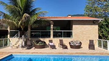 Piscina all'aperto, una piscina riscaldata