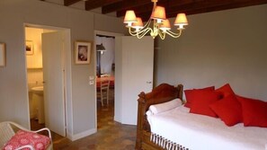 3 camere, una scrivania, ferro/asse da stiro, Wi-Fi gratuito