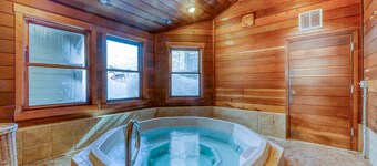 Steamboat ski lodge one block from gondola with pool & hot tubs