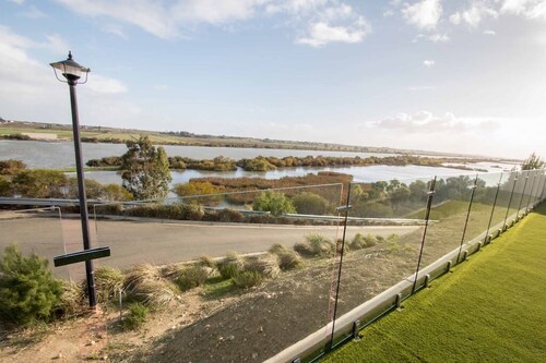 'Serenity' and sweeping Murray River views