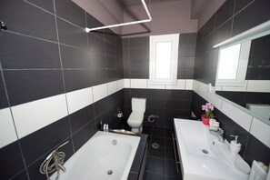 Combined shower/bathtub, hair dryer, towels, soap