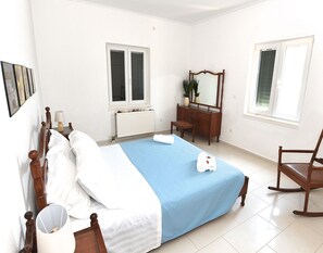 3 bedrooms, in-room safe, iron/ironing board, WiFi