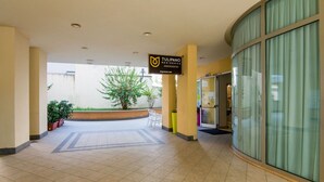 L’entrée d’un hôtel avec une enseigne indiquant « TULIPANO RESIDENCE ».