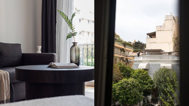 Ein Balkon mit Blick auf Gebäude und Bäume.