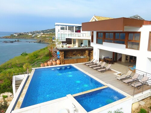 Modern Stylish 4-Bedroom Villa, Private Pool and Spectacular Sea Views, Direct Access to the Beach!