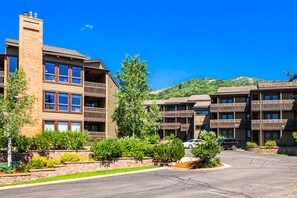 Situated in a hilly region, this hotel offers a scenic backdrop with well-maintained landscaping and balconies on each floor.